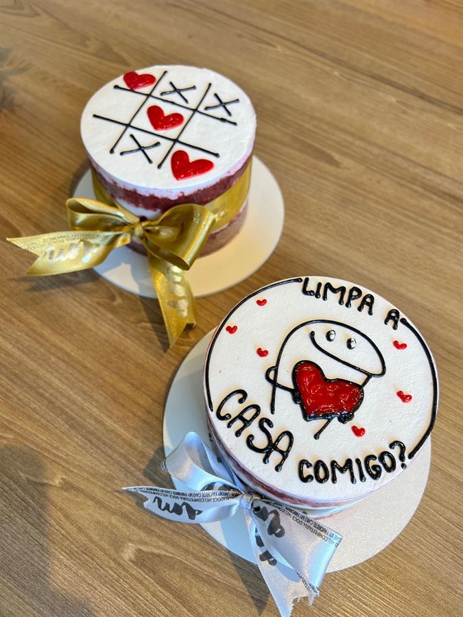Dois bento cakes com mensagens divertidas e laços
