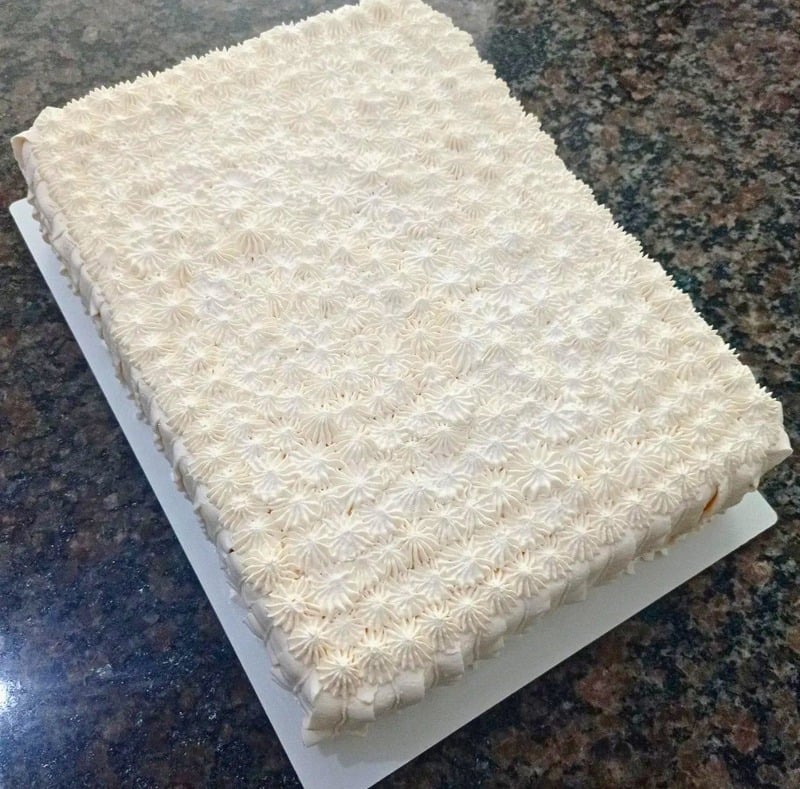 Bolo de corte retangular com cobertura branca