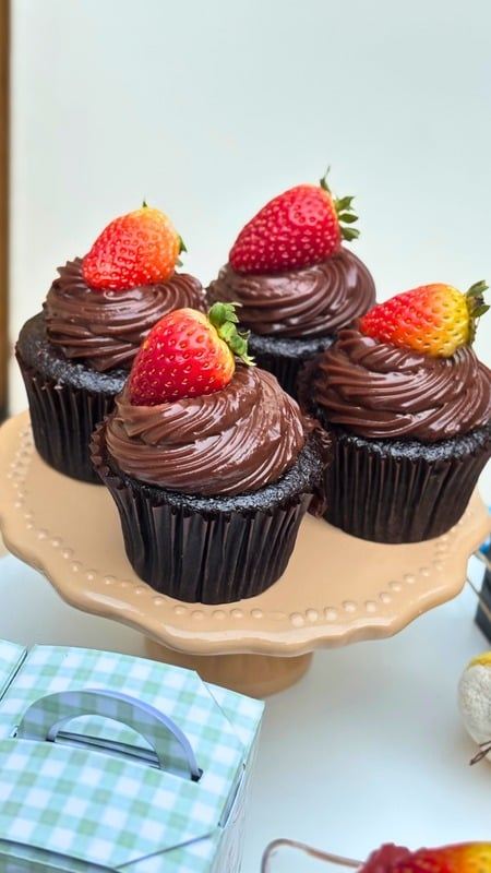 Cupcakes de chocolate com morango