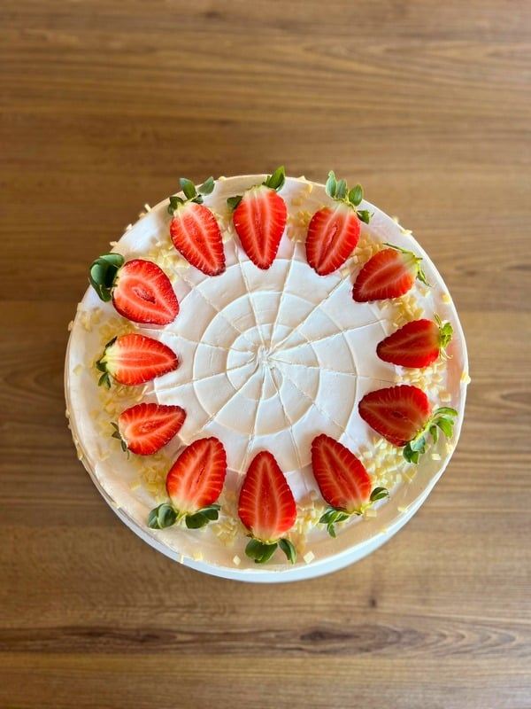 Torta decorada com morangos do kit festa