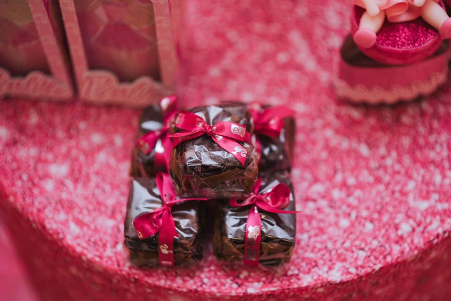 Mini brownies na mesa de festa