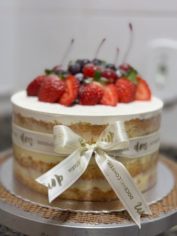 Naked cake com morangos frescos