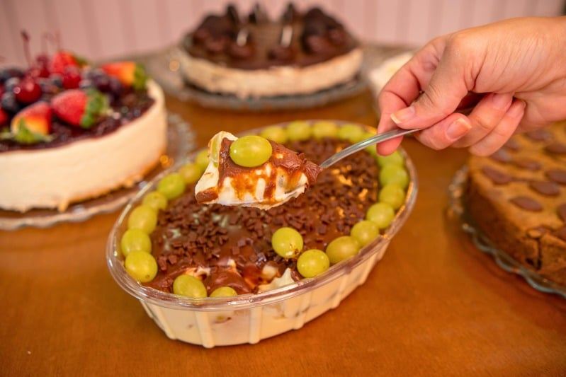 Sobremesa de travessa com chocolate e uvas